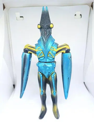 81 해외 작품 파워드 바르탄 2000 16cm 울트라맨 피규어