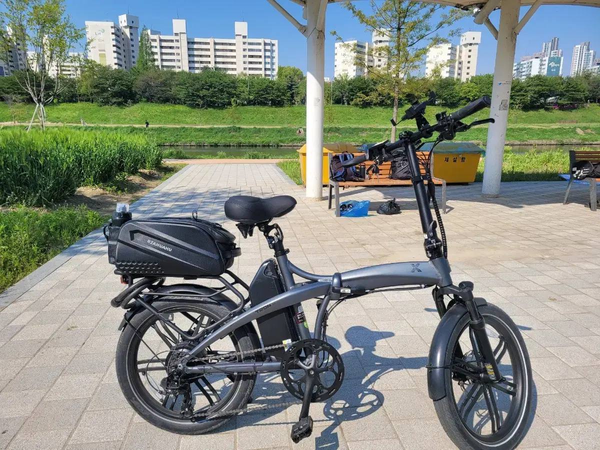 2025년식 퀄리 엑스트론 프로 새거급 배터리2개 전기자전거  팝니다