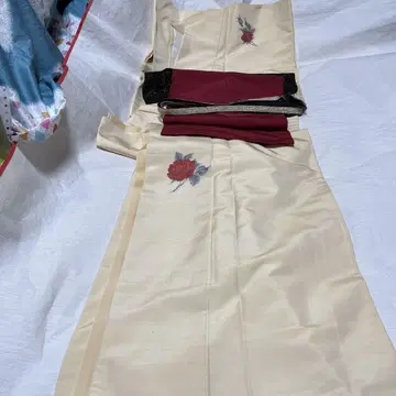 개성 넘치는 4종 세트(기모노, 오비, 오비 장식 천, 허리띠)