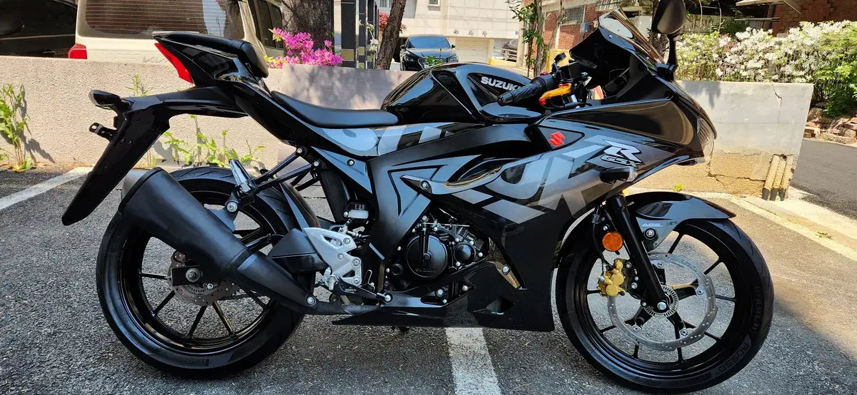 The GSX R125 is in top condition compared to its age. Grade A condition, you must see it!!!
