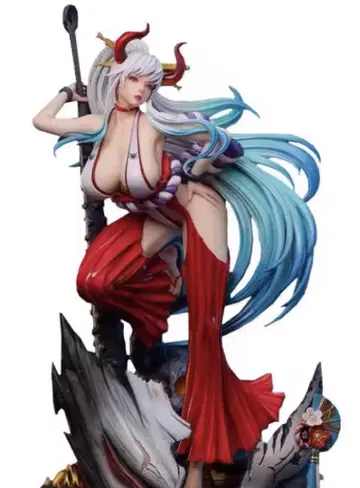 원피스 야마토 피규어 받침대를 포함해 50~60cm 정도입니다.