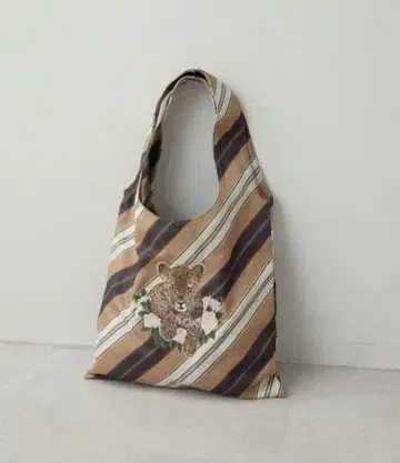 이아파피요네 sampo 콜라보 레오 구리테 토트백