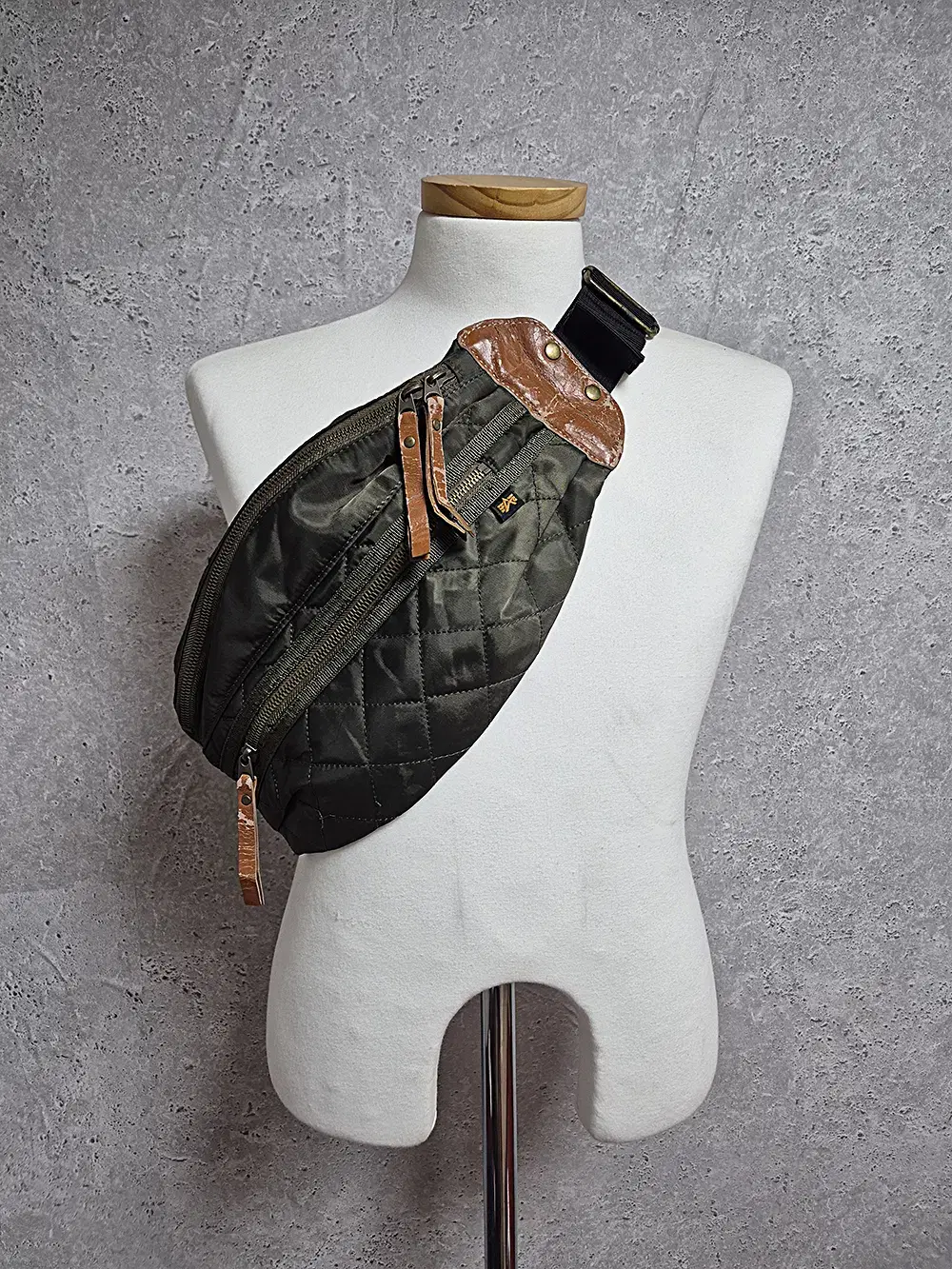 ALPHA INDUSTRIES 슬링백
