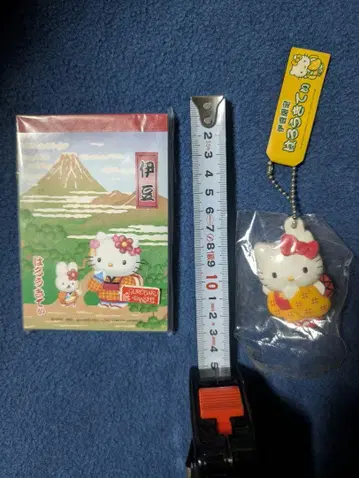 헬로키티 HELLO KITTY 이즈 한정판 거울이 달린 키링과 메모장