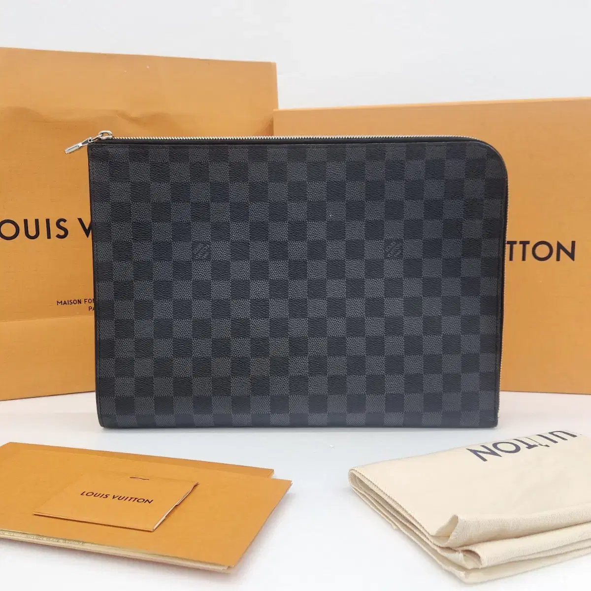 Louis Vuitton dami clutch