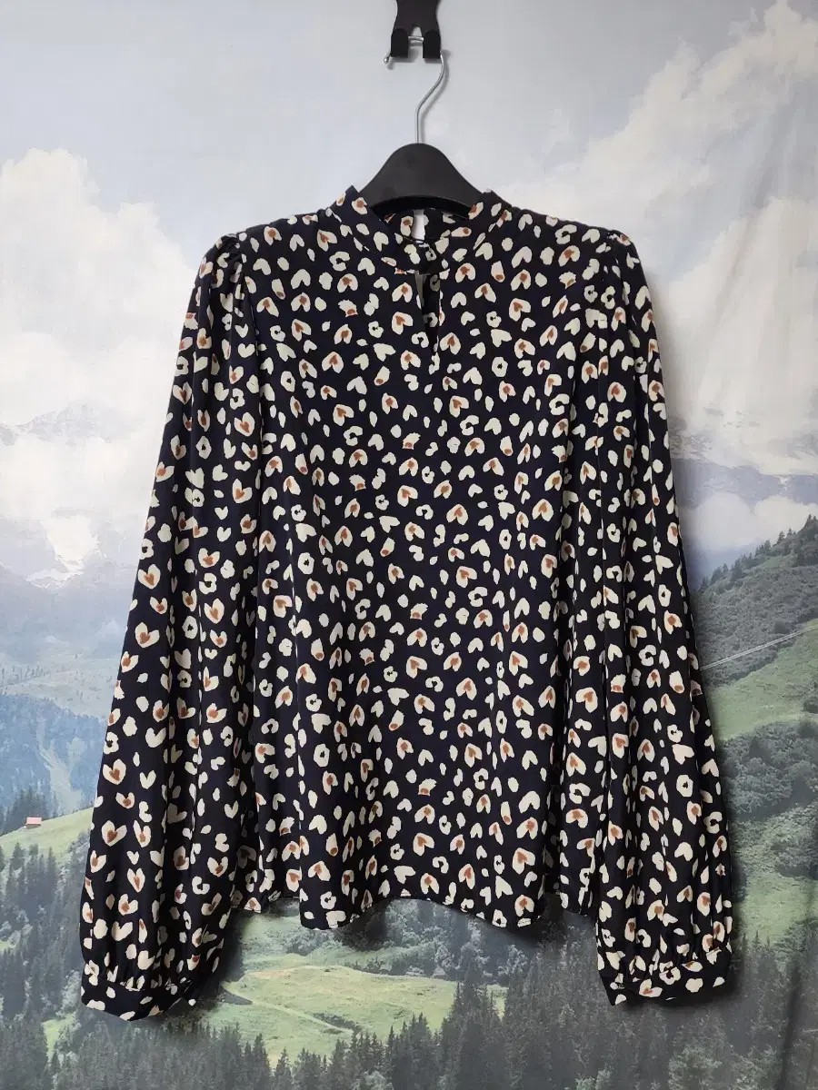 Plastic Island Neck Slit Leopard Blouse