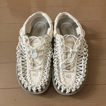 킨 KEEN 아이보리 유니크 뜨개질 샌들