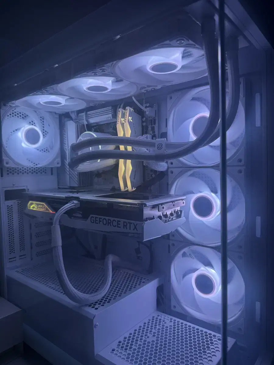 7800x3d 32g 4070tisuper 화이트 본체