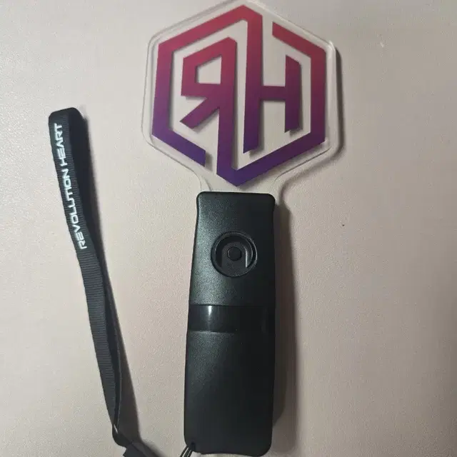 레볼루션하트 응원봉 판매합니다!