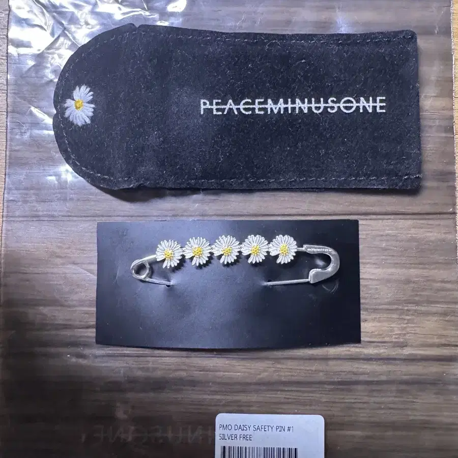 PEACEMINUSONE PMO DAISY SAFETY PIN #1 - メルカリ