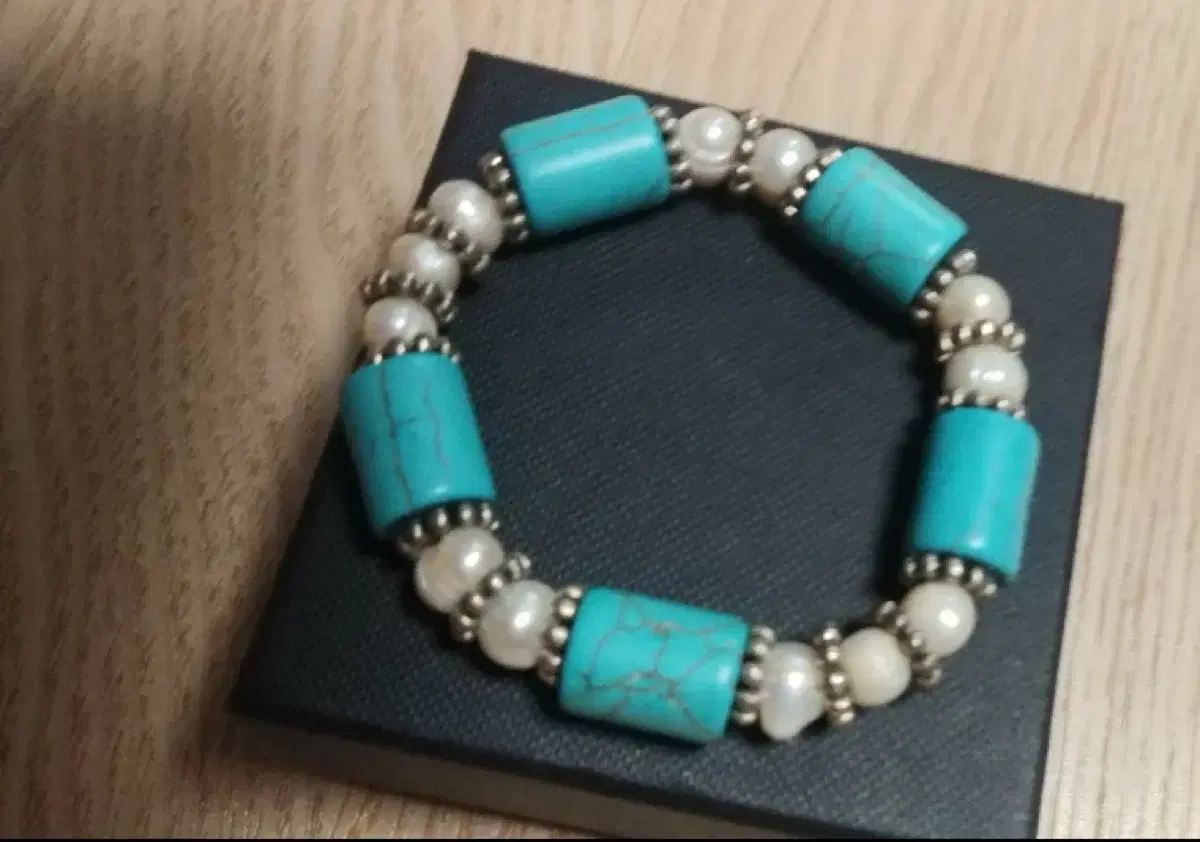 Such a pretty turquoise bracelet