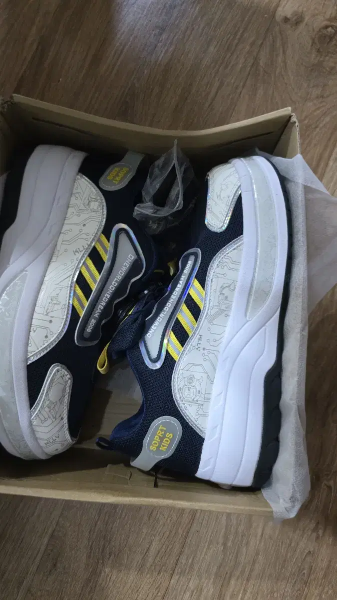 Heelys wheeled roller shoes for juniors