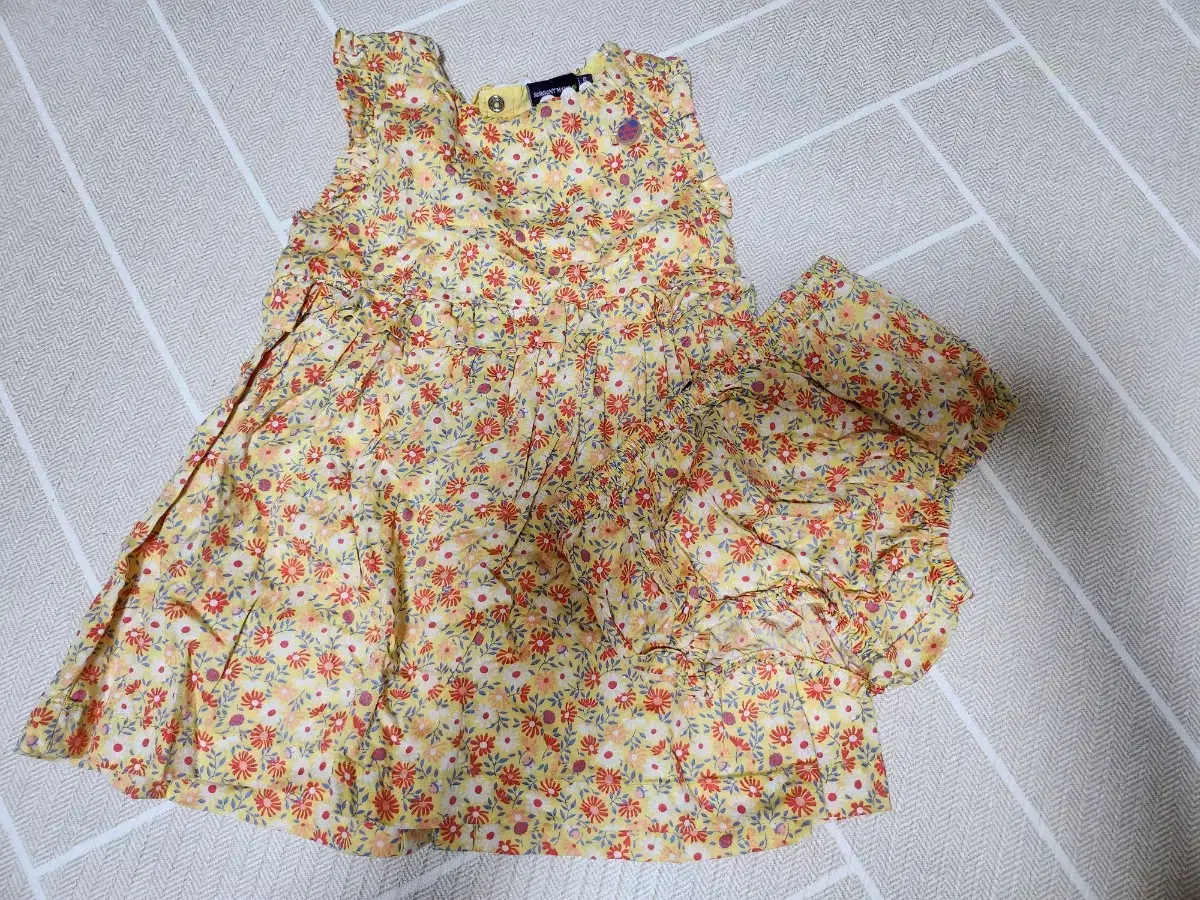 We provide both Summer Onepiece/Romper sizes 80 and 90 for infants