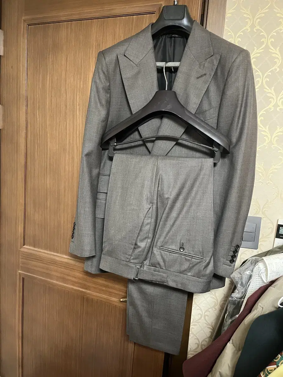 (56/105-110) Tom Ford Atticus Gray Suit Set