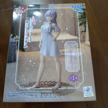 러시아어로 데레리 옆의 아리아 씨 피규어