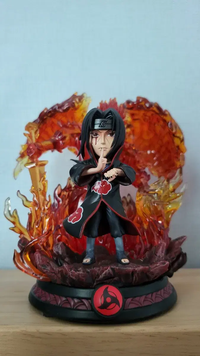 Selling resin figure Naruto Itachi.