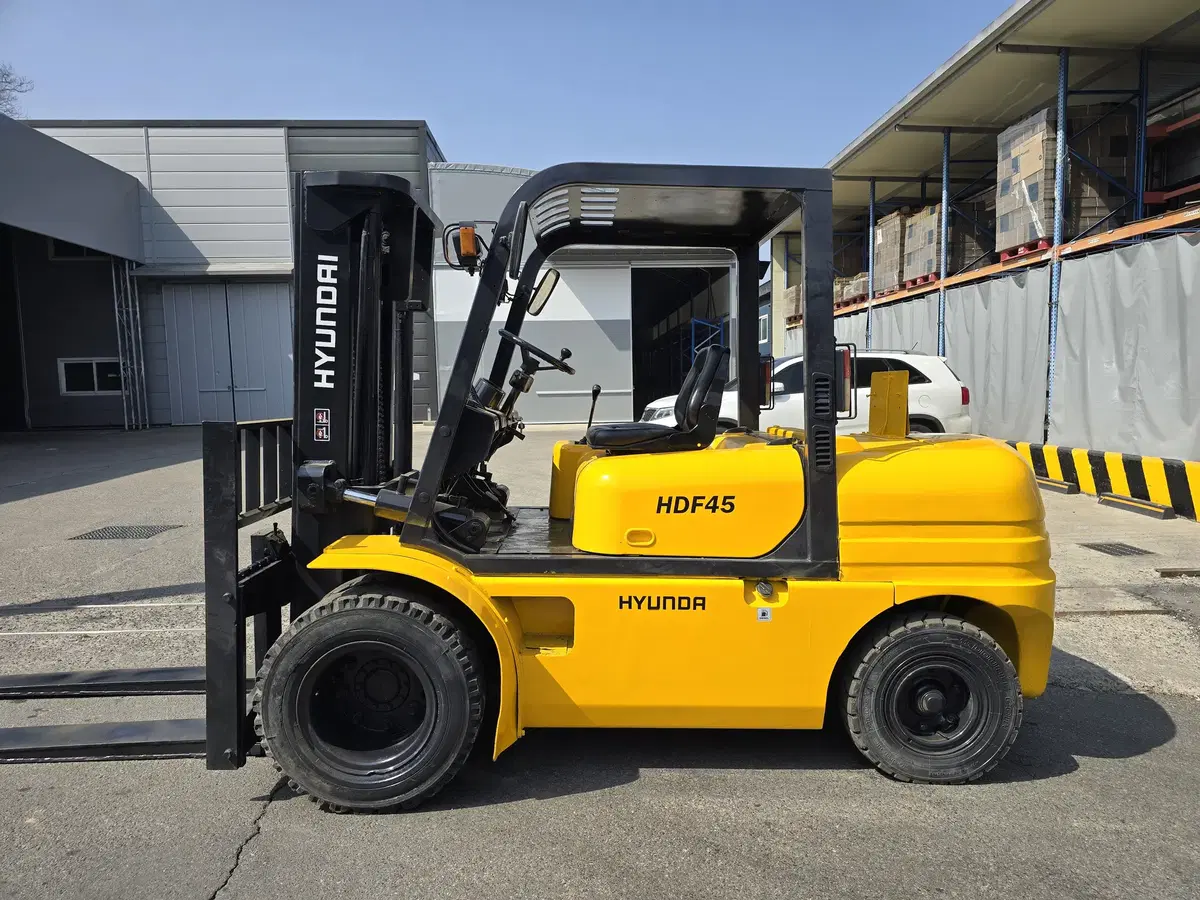 Affordable used forklift Hyundai 4.5 ton double tire Diesel forklift with extension forks