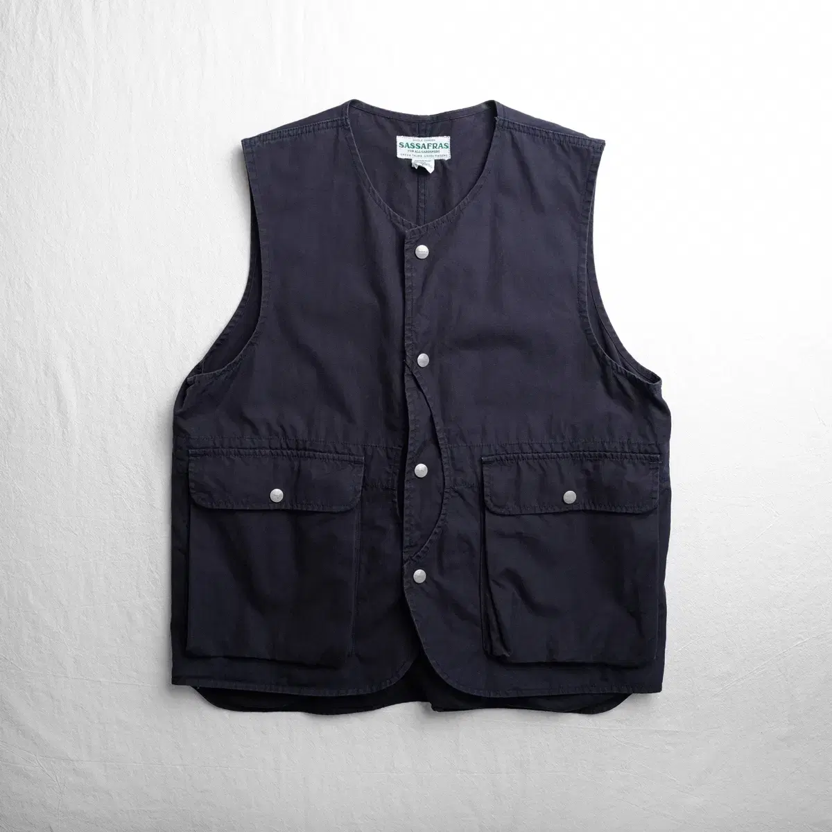 Sassafras Plant Hunter Vest L size on Bunjang Global Site.