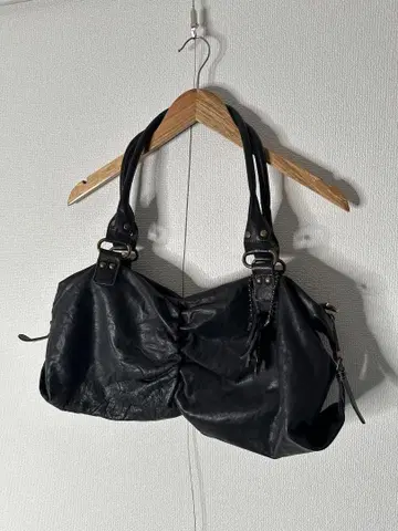 가죽 소재의 한쪽 어깨에 걸치는 가방