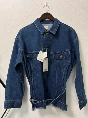 Lee 허리 벨트가 있는 다크 블루 데님 자켓