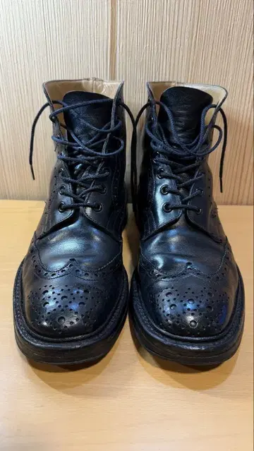 Tricker's와 캐서린 햄넷의 가죽 신발
