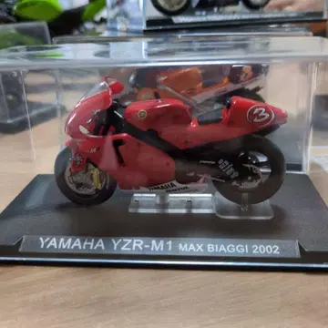 Yamaha YZR-M1 Max Biaggi 2002 스케일 모델