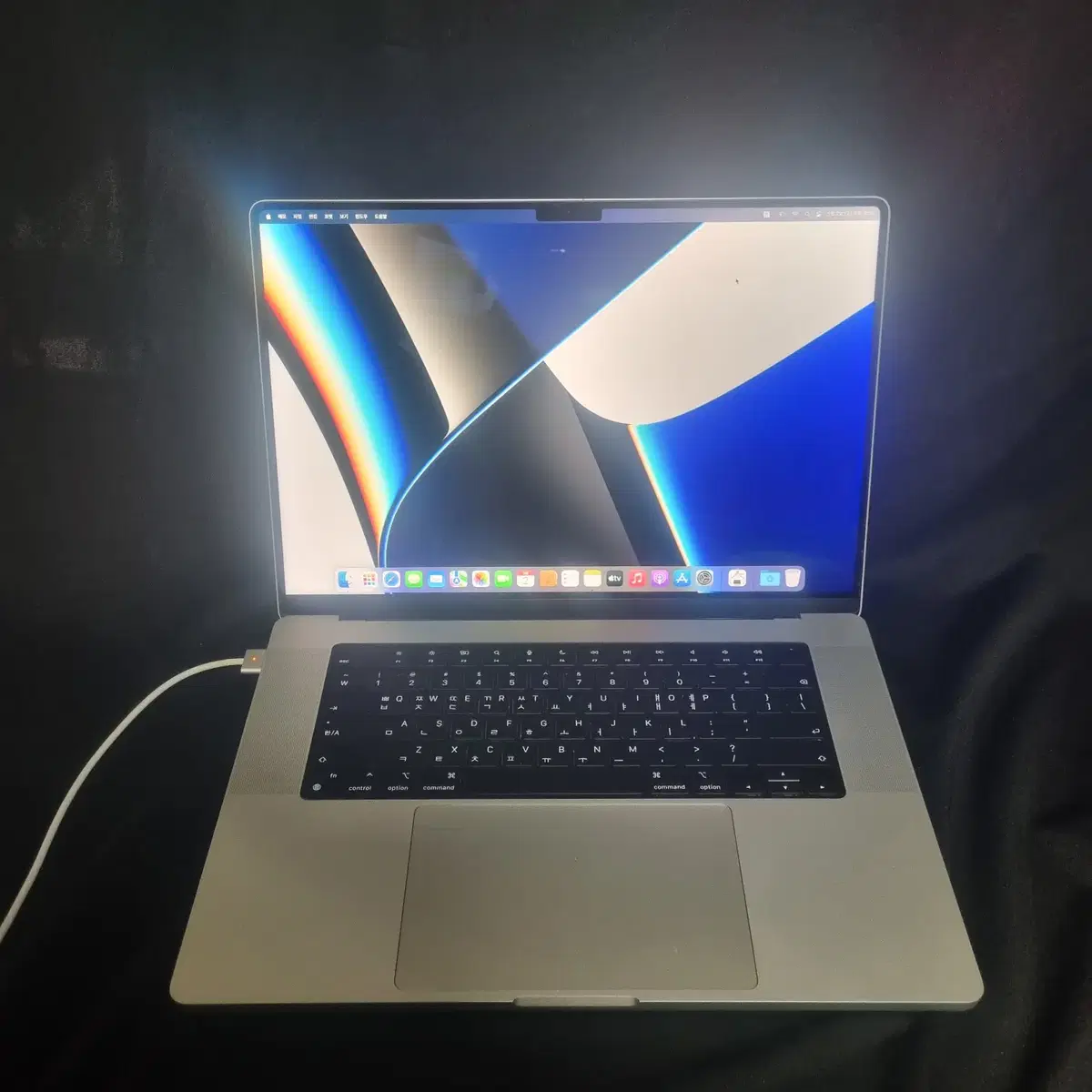 MacBook Pro 2021 M1 16-inch Silver with Charger