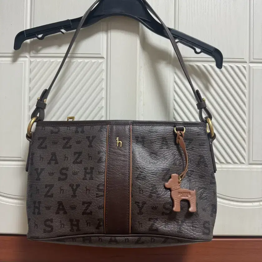 [HAZZYS]Logo Colored Cowhide Cross Bag★人気★ HAZZYS | 헤지스 Hazzys Dark Brown Cowhide Blend Logo Pattern