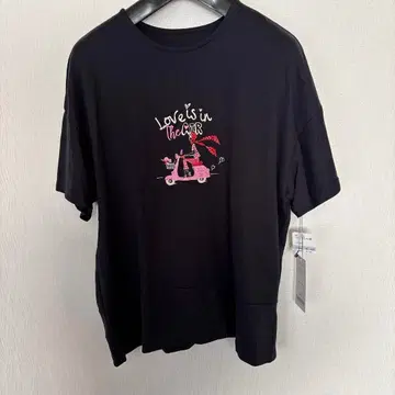 새상품 미사용 블랙 반팔 티셔츠 'Love is in the Air'