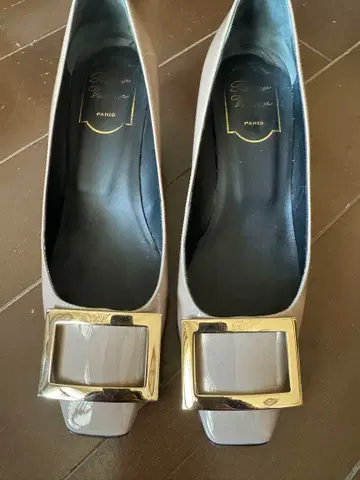 Rogervivier 트럼펫 패턴트 레더 펌프스