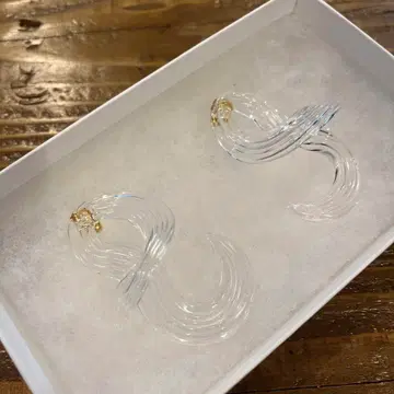 마메 쿠로고우치 글라스 스와일 이어링