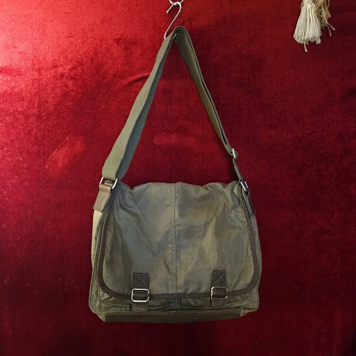 타미힐피거 밀리터리카키 가죽 배색 메신저 크로스백 38 x 32 size