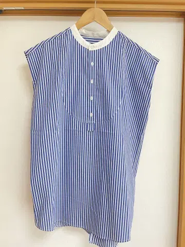 센스 오브 플레이스 파랑과 화이트 스트라이프 슬리브리스 셔츠