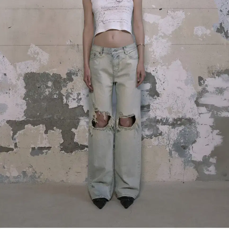 Glowny 95 DESTROYED STRAIGHT FIT JEANS on Bunjang Global Site.