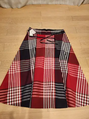 투모로우랜드 컬렉션 신품, 미사용 레드 체크 무늬 플레어 스커트