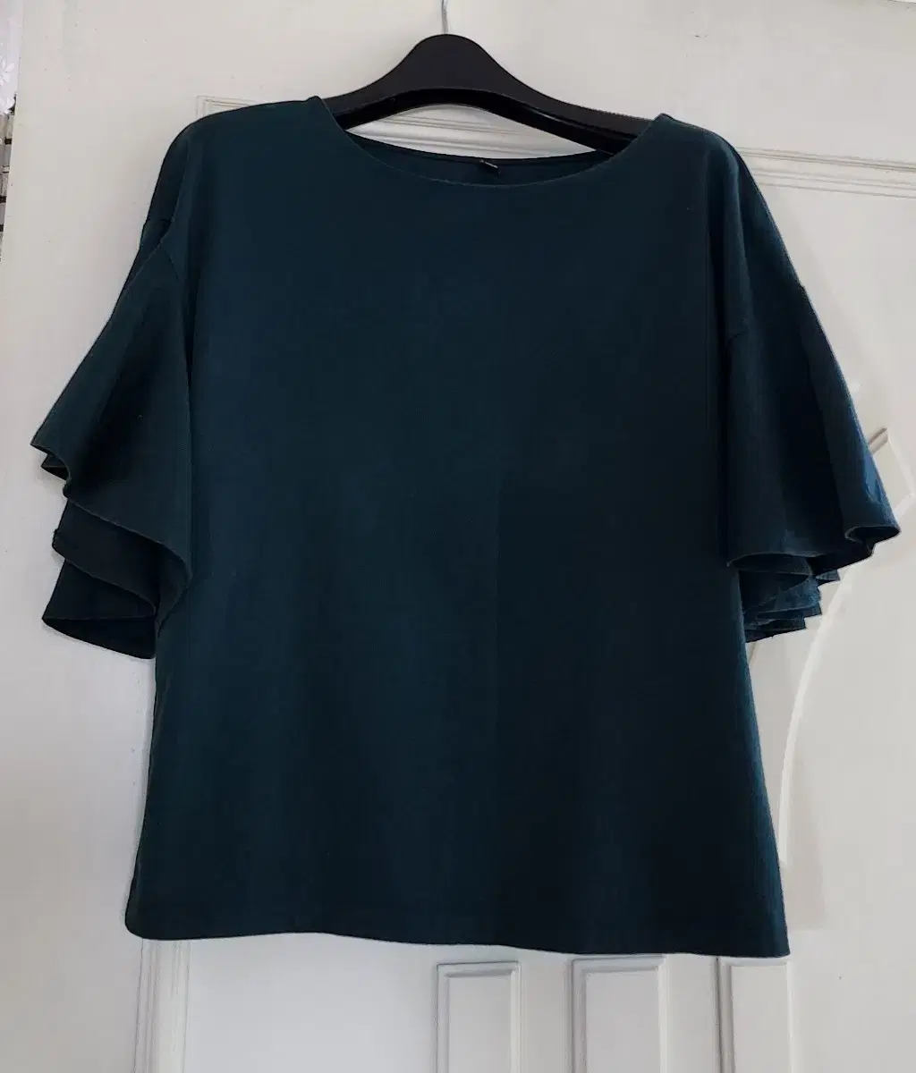 Authentic Uniqlo Frill vahn Sleeve Tee