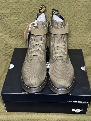새상품 Dr. Martens x FUTURA 1460 8홀 UK8