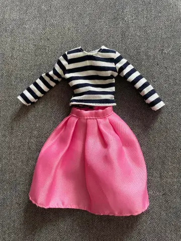 잡지 VERY 콜라보 리카짱의 보더 티셔츠와 퓨샤 핑크 새틴 스커트