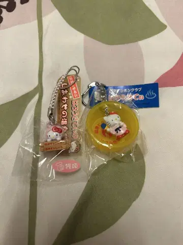 온천 버전 헬로키티 스트랩 2개 세트