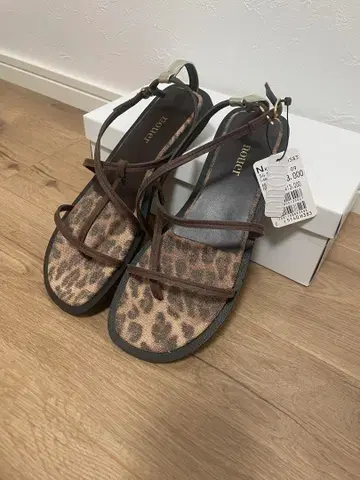 새상품 야마다야 누에르 플랫 샌들 레오파드 무늬 23.5cm 37