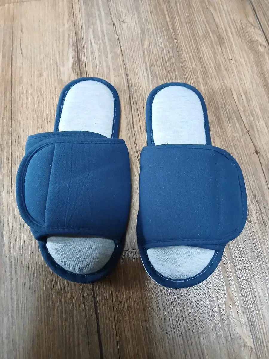 I am selling Velcro indoor slippers (270).