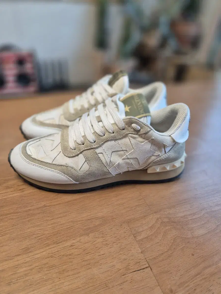 (See video) 230-235(36) Authentic Valentino Sneakers