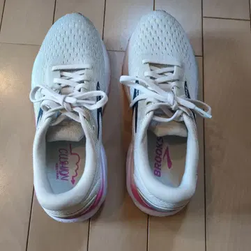 BROOKS 스니커즈 24.5cm