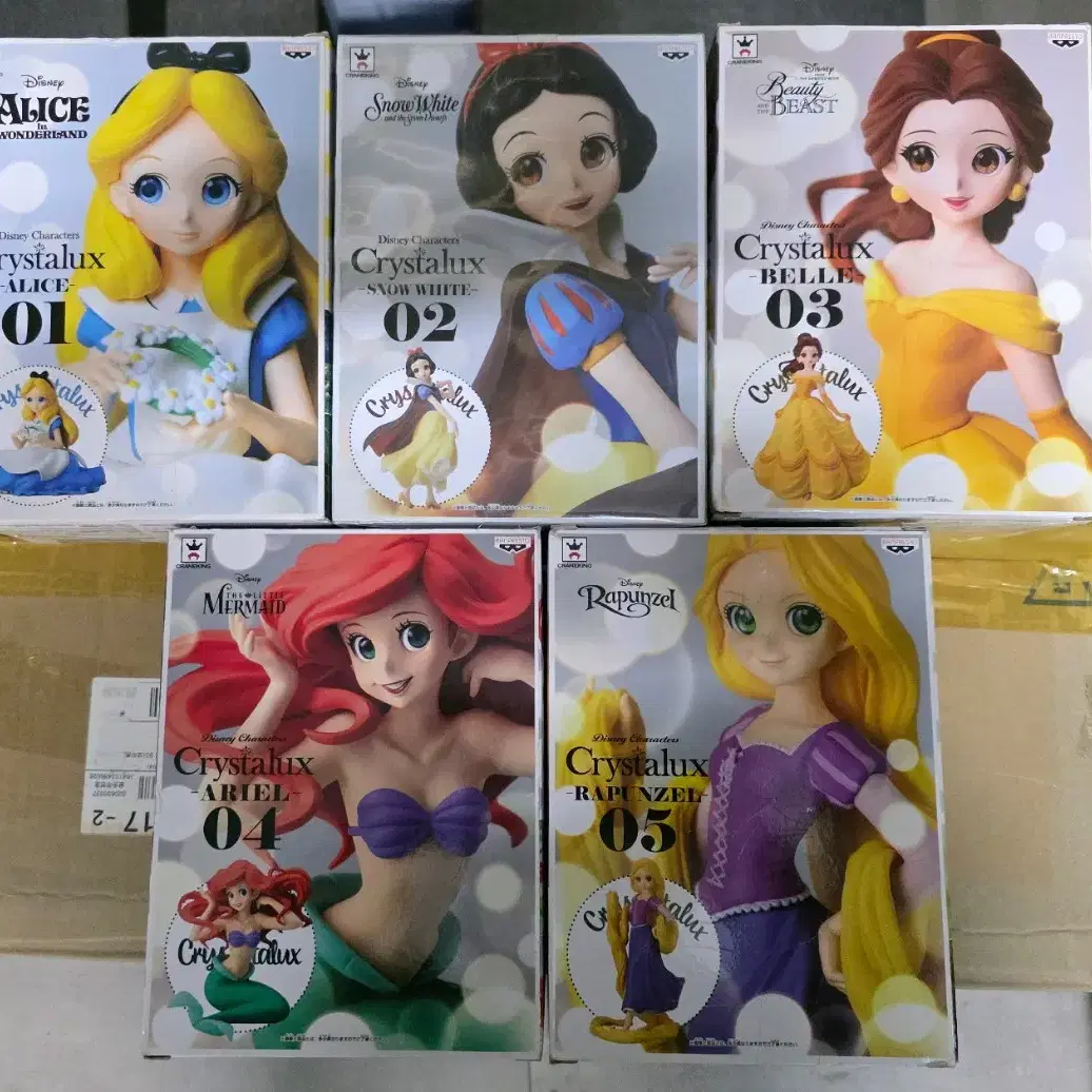 Selling Disney Pixar Up figures on Bunjang Global Site.