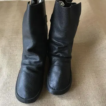 mooimooi 블랙 가죽 숏부츠 버클 장식