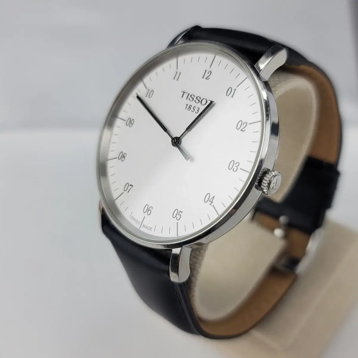 Tissot men's quartz watch, leather band, wrist circumference 18cm, dial size 42cm