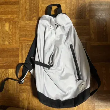 hanapeeco 삼각형 백팩 그레이 & 핀 배지  하라페코 상점