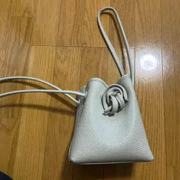 바직 vasic 화이트 가죽풍 복조리형 핸드백