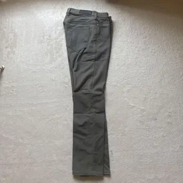 그레이 슬림 핏 슬랙스