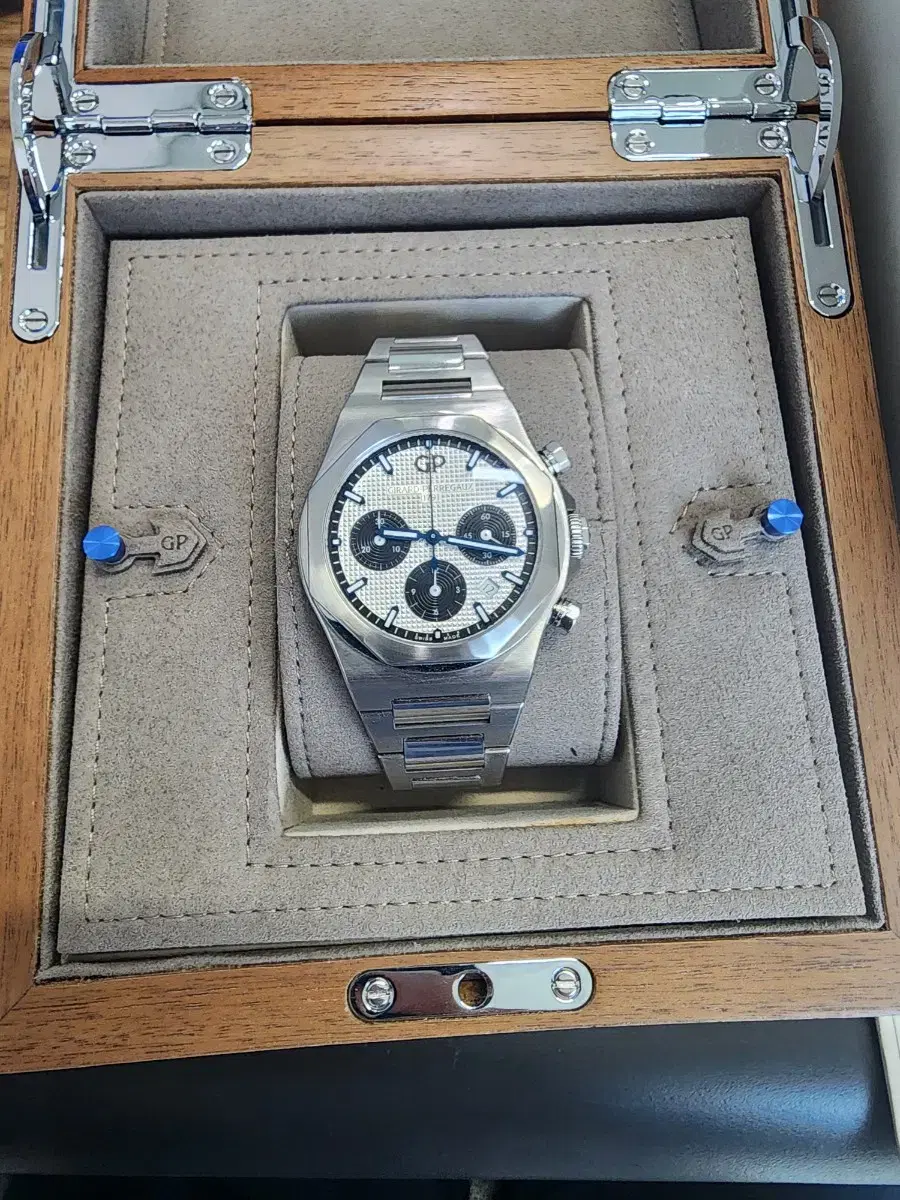 Girard-Perregaux Laureato Chronograph (Silver Dial Panda)